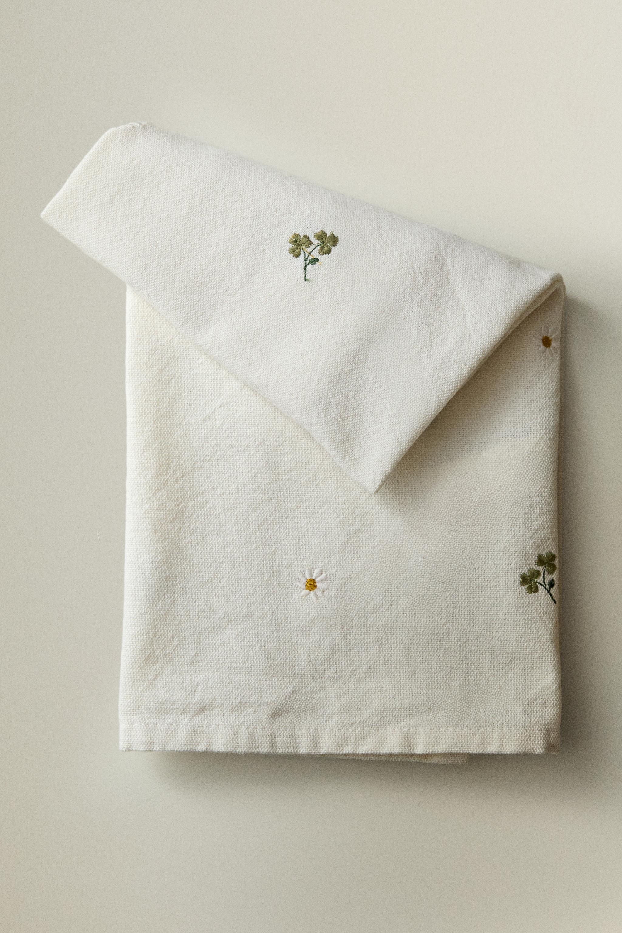 EMBROIDERED CLOVER KITCHEN TOWEL